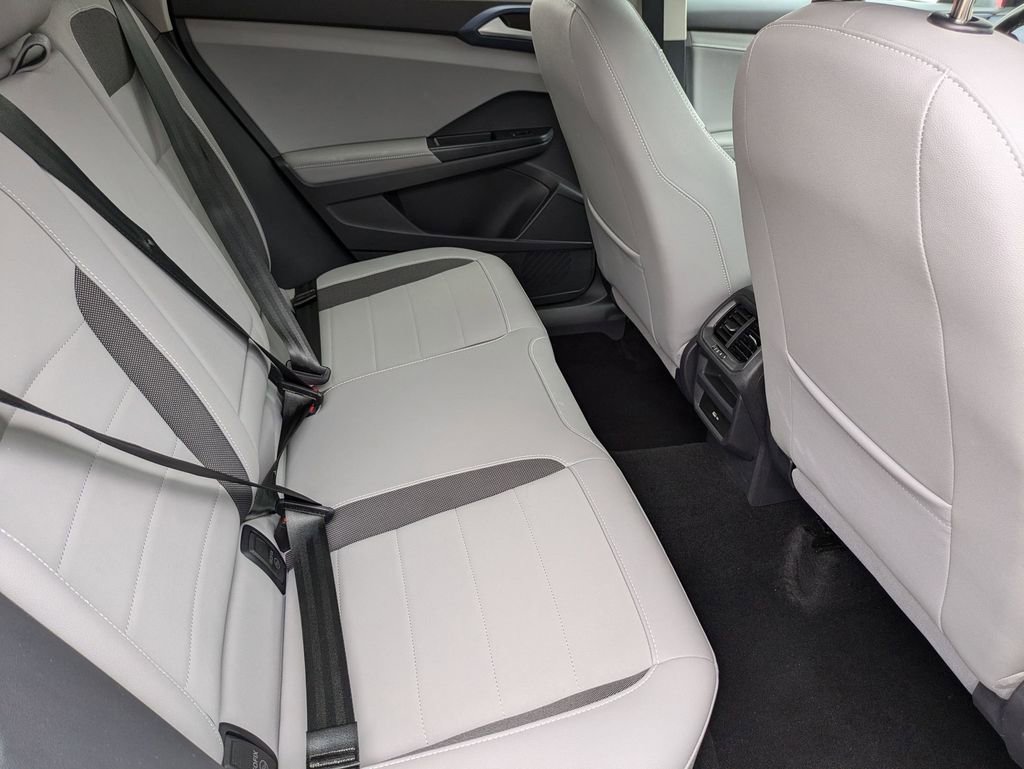 Used 2024 Volkswagen Taos SE image 29