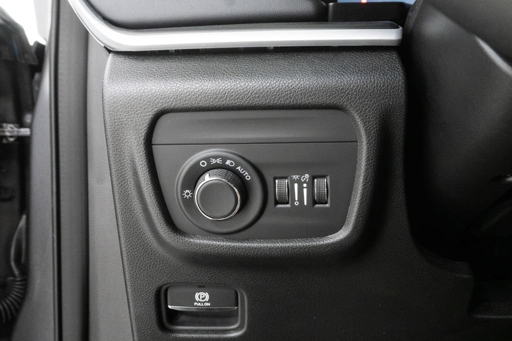 Used 2025 Jeep Grand Cherokee Altitude AWD/4WD image 16