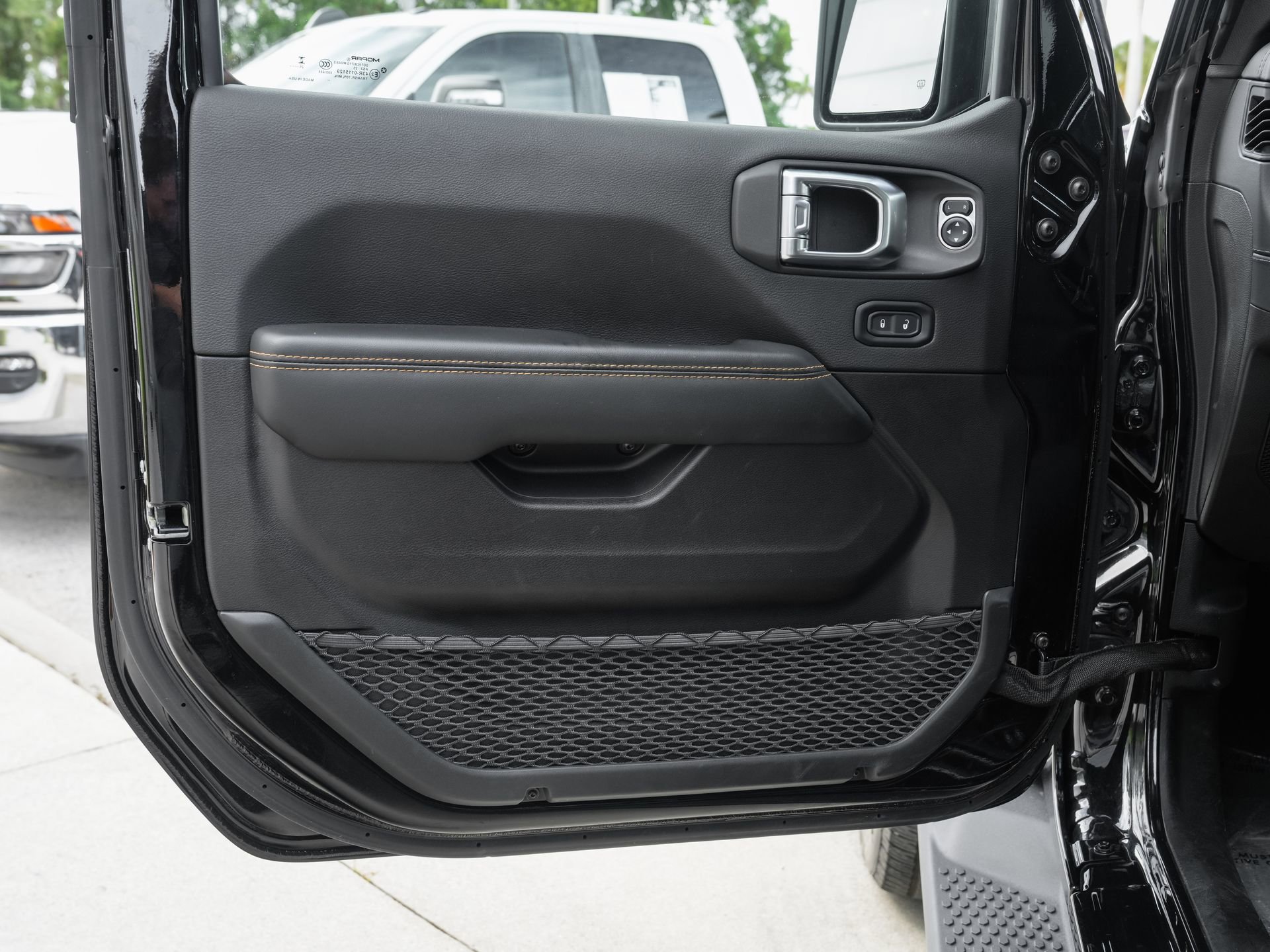 Used 2025 Jeep Wrangler Unlimited Sahara AWD/4WD image 31