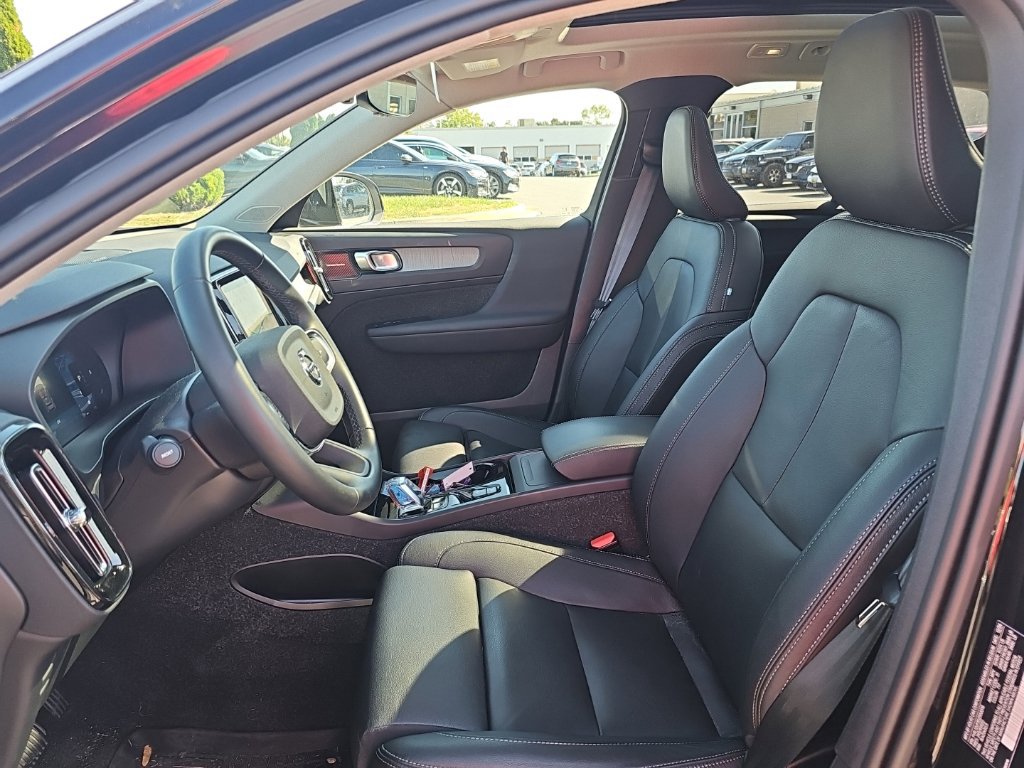 Used 2025 Volvo XC40 B5 Ultra w/ Climate Package AWD/4WD image 3