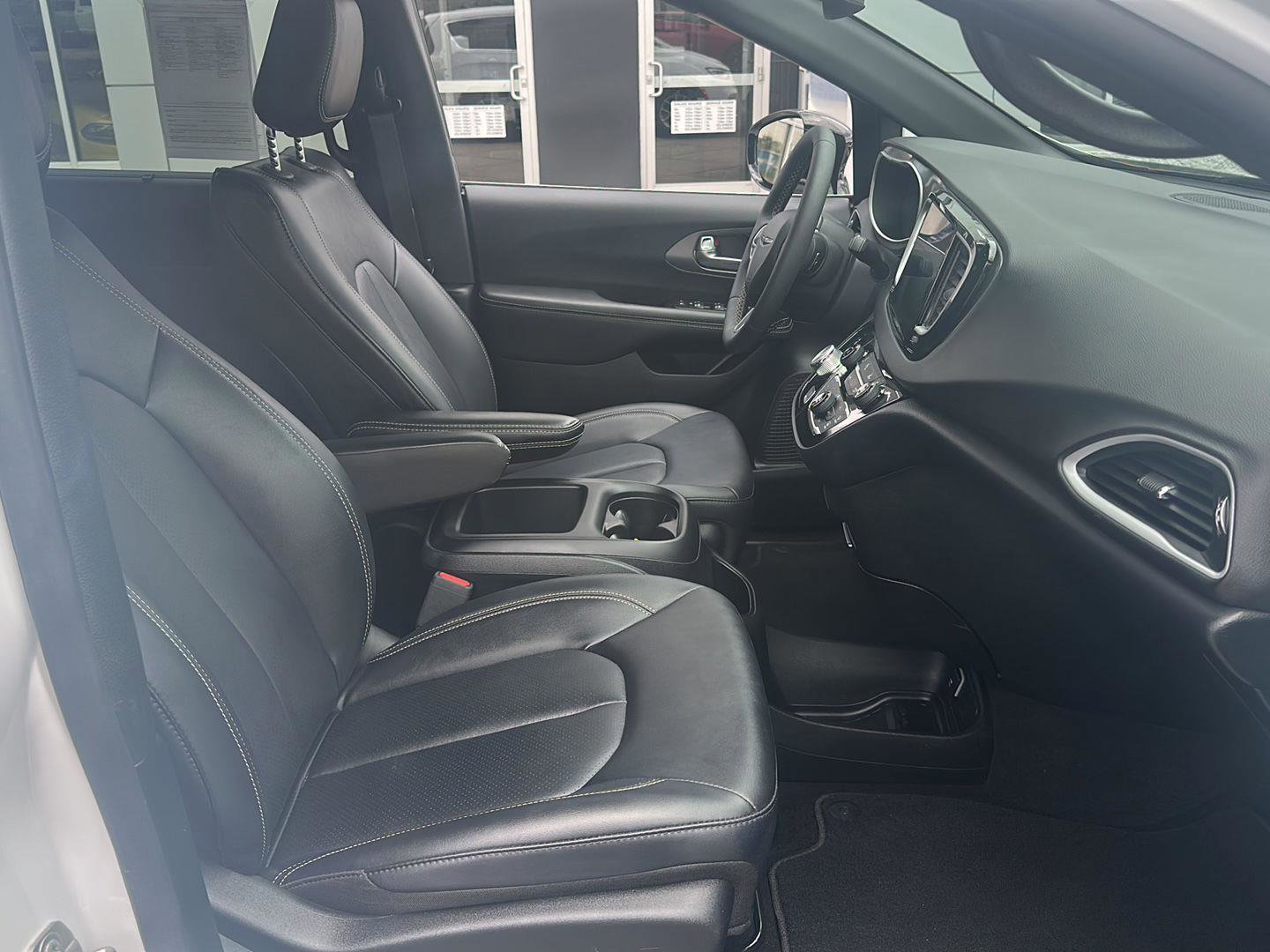 Used 2025 Chrysler Pacifica Select image 4