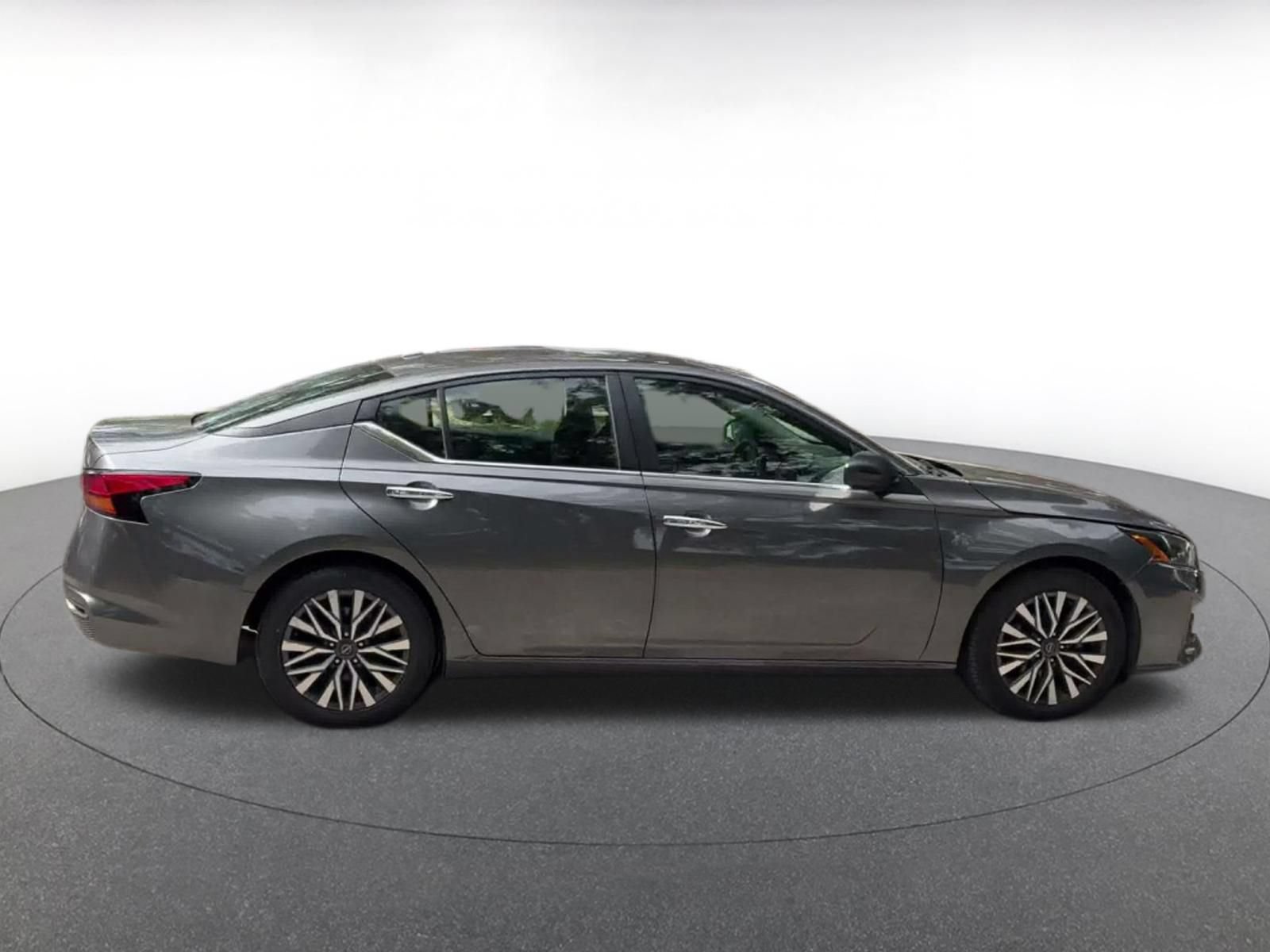 Used 2025 Nissan Altima 2.5 SV FWD image 13