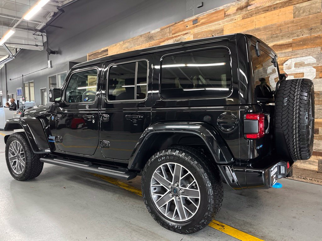 Used 2024 Jeep Wrangler High Altitude AWD/4WD image 22