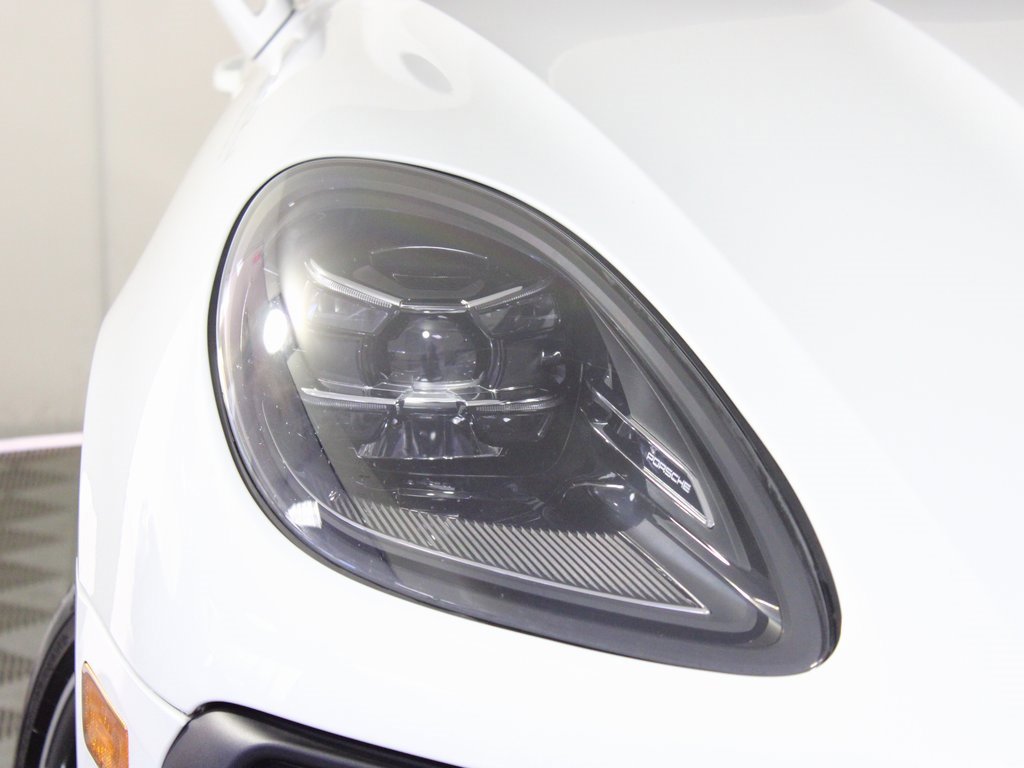 Used 2025 Porsche Macan w/ Premium Package Plus image 11