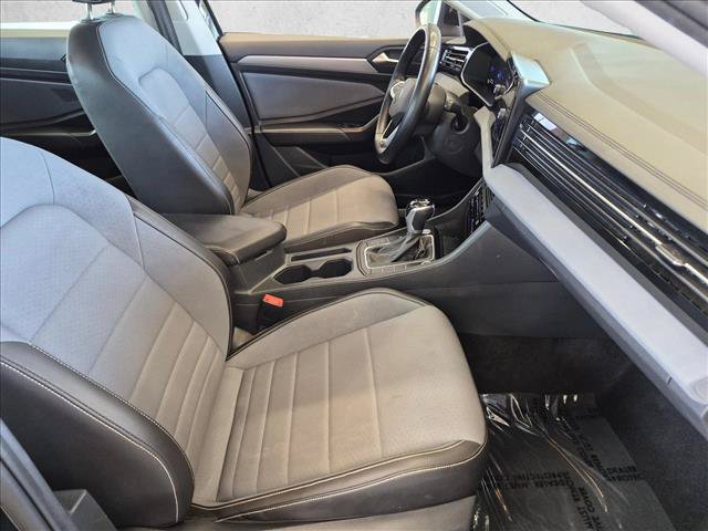 Used 2025 Volkswagen Jetta SE FWD image 25