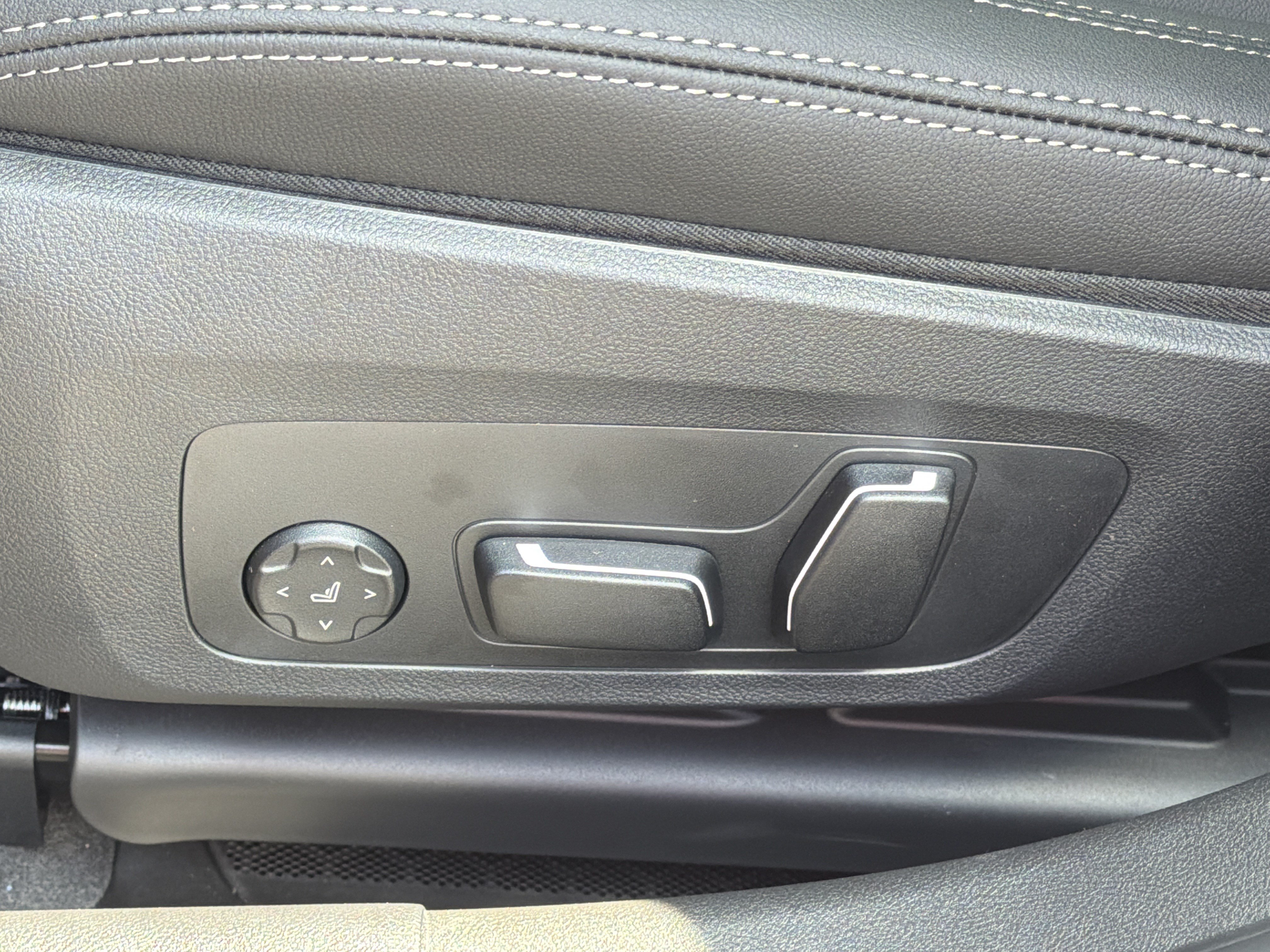 New 2026 BMW 330i Sedan w/ M Sport Package RWD image 19