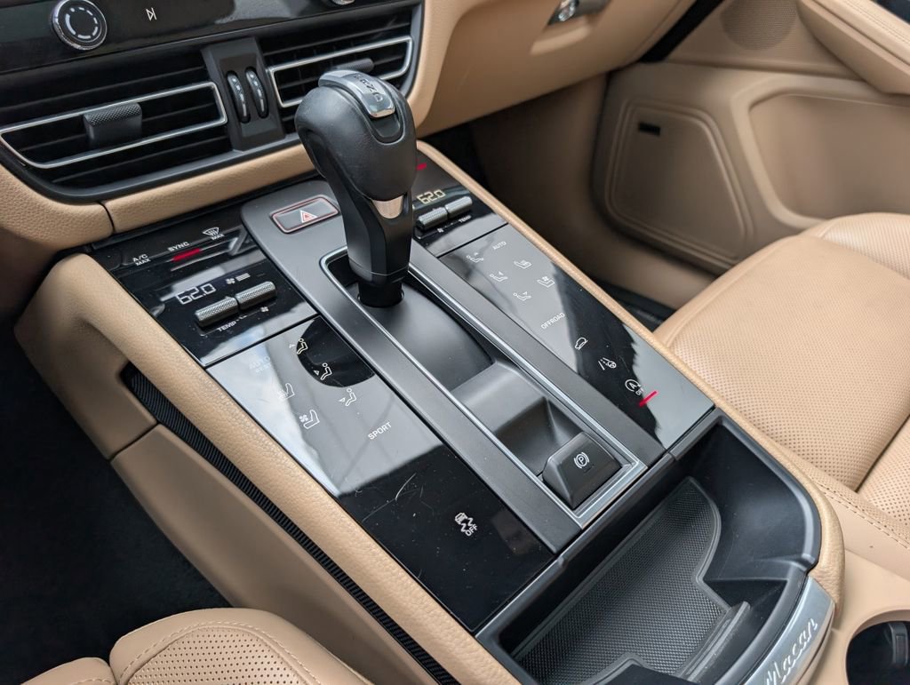 Certified 2022 Porsche Macan AWD/4WD image 16