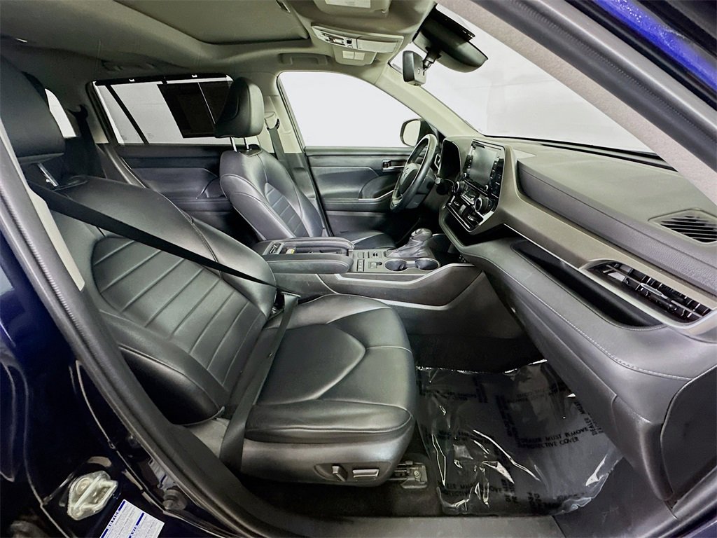 Used 2022 Toyota Highlander XLE image 12