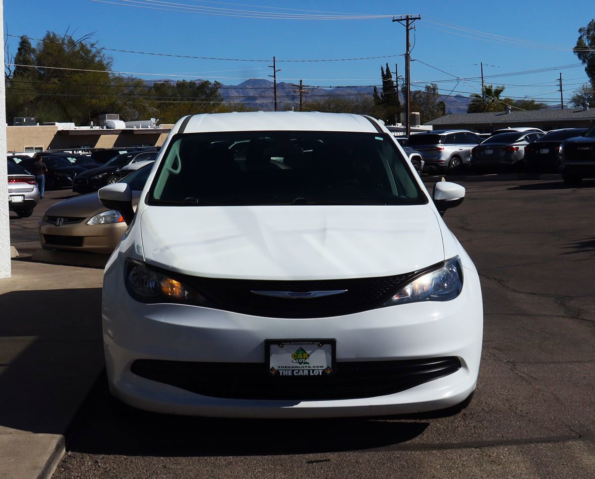 Used 2020 Chrysler Voyager L FWD image 16