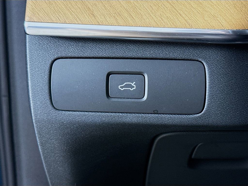Certified 2025 Volvo XC90 B6 Core image 10