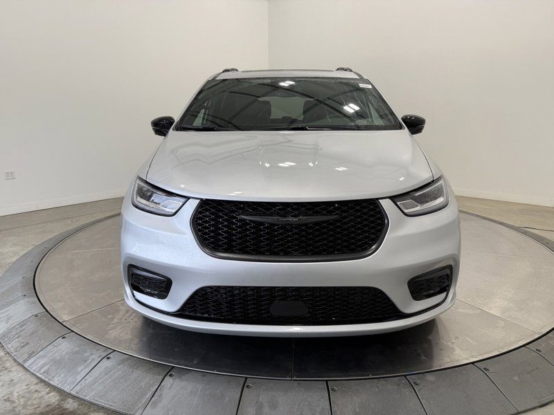 New 2026 Chrysler Pacifica Limited image 2
