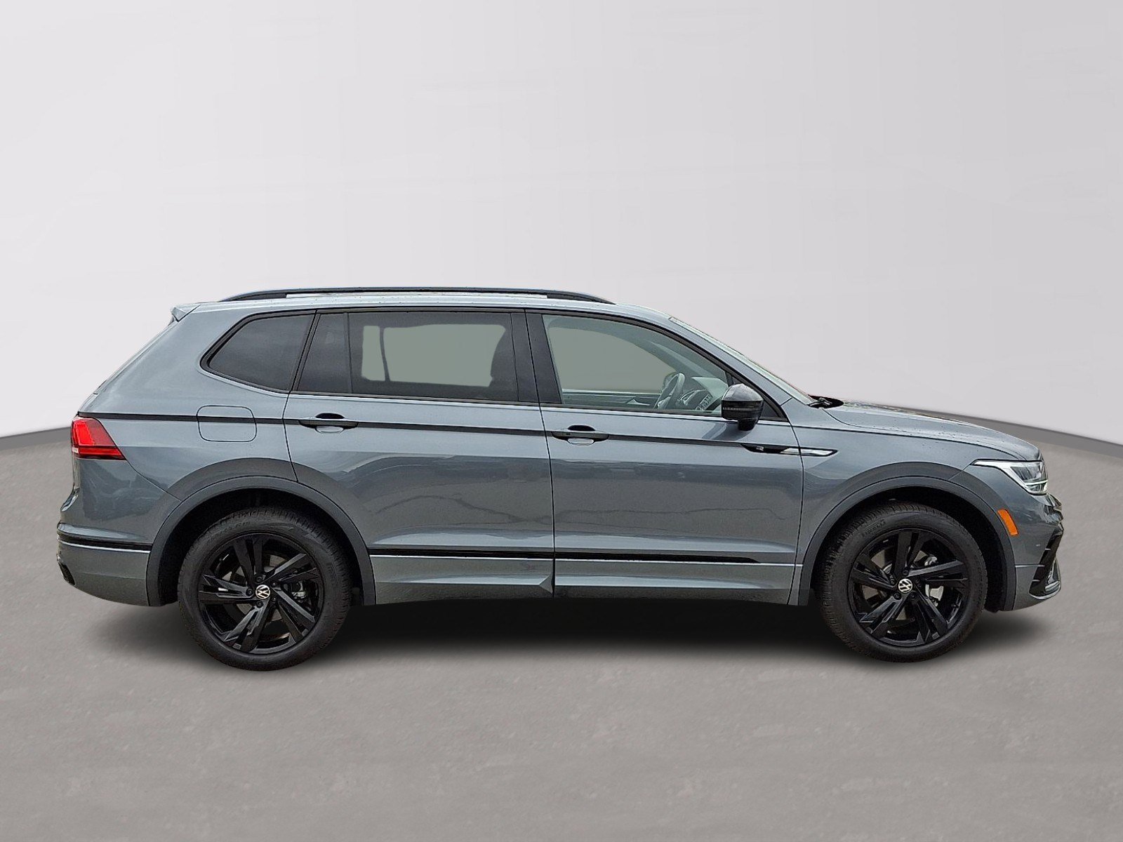 Used 2024 Volkswagen Tiguan SE R-Line FWD image 7