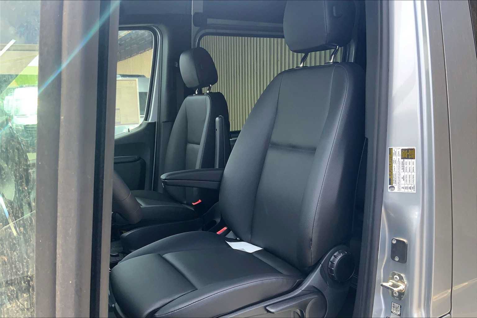Used 2025 Mercedes-Benz Sprinter 2500 image 19