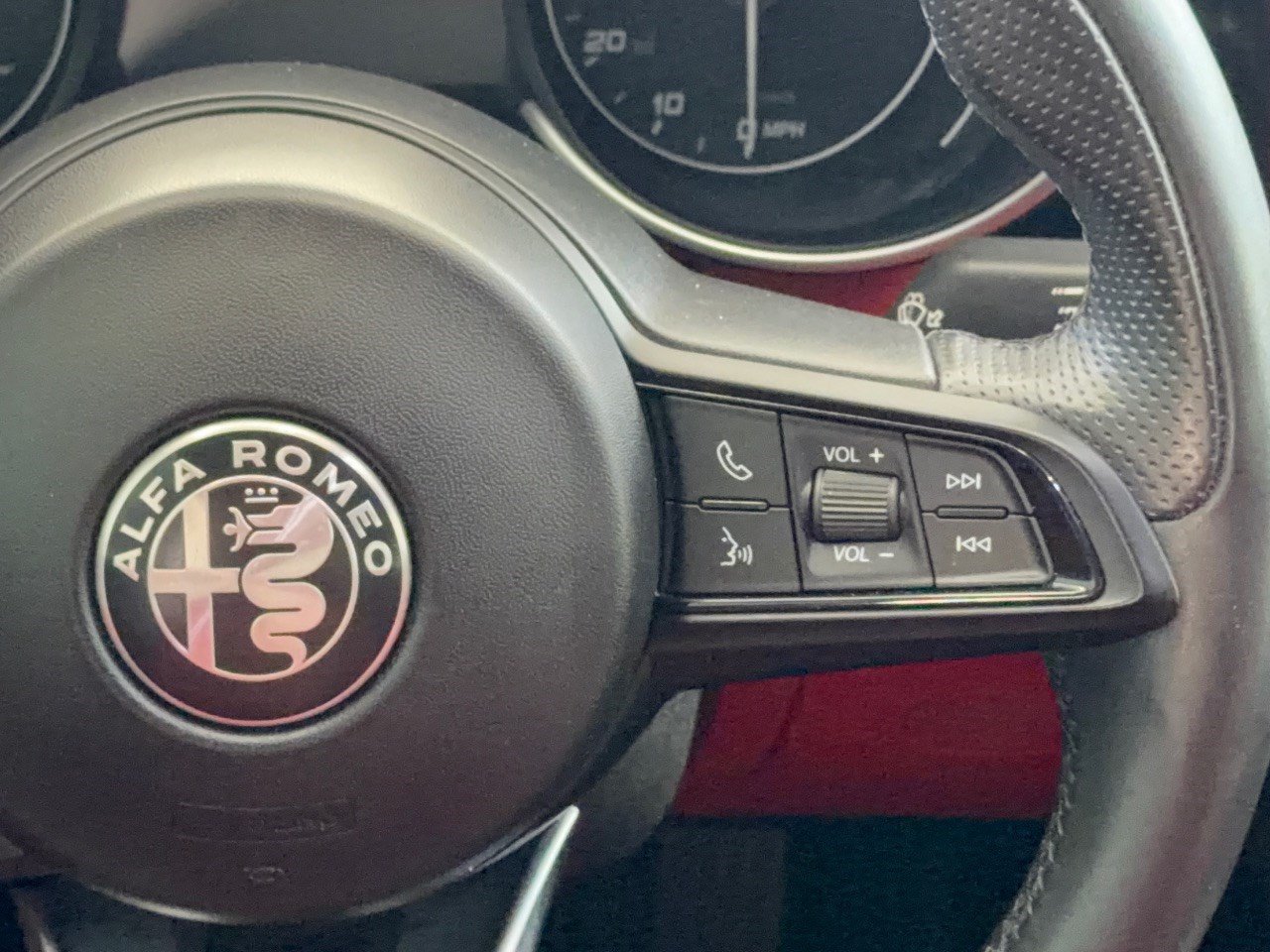 Used 2020 Alfa Romeo Giulia Ti w/ Active Blind Spot Package AWD/4WD image 19