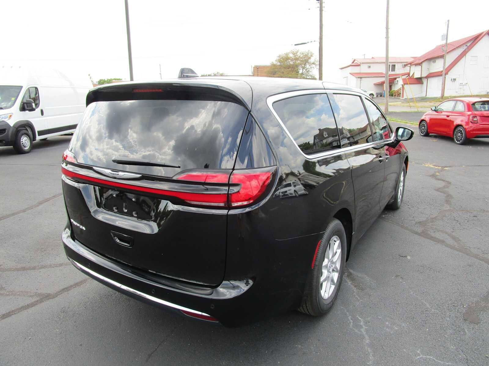 New 2026 Chrysler Pacifica Select FWD image 4
