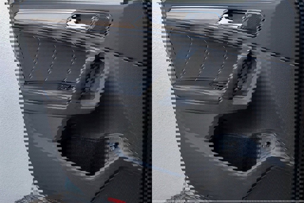 New 2024 Volkswagen Tiguan SE R-Line image 17