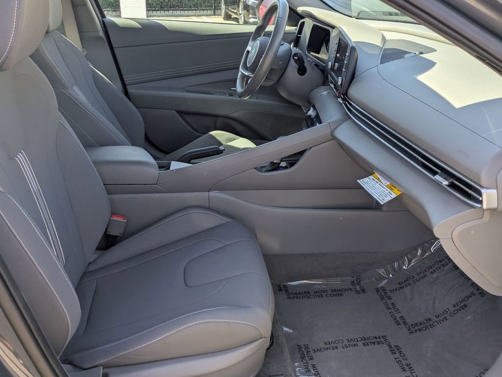 Certified 2025 Hyundai Elantra Sport image 29