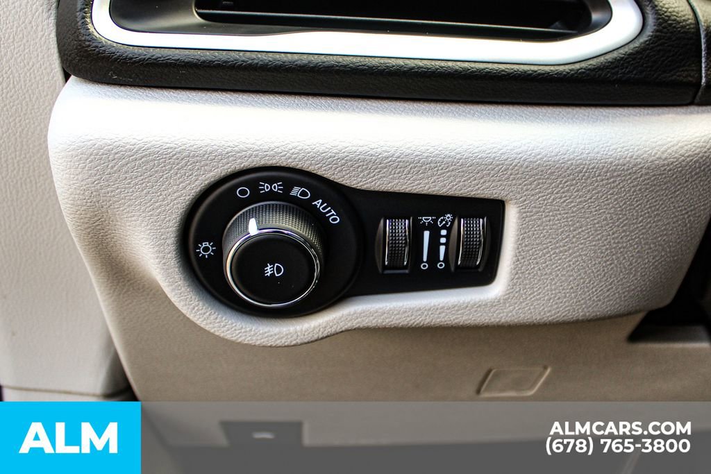 Used 2024 Chrysler Pacifica Touring-L image 33