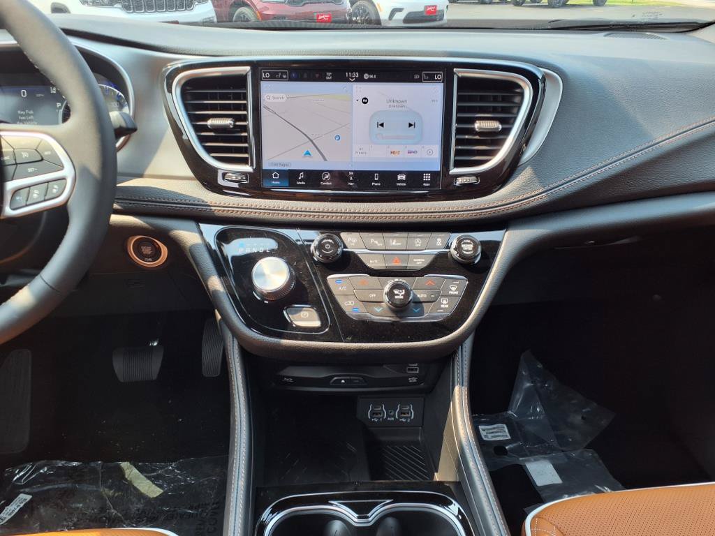 New 2025 Chrysler Pacifica Pinnacle w/ Trailer Tow Group AWD/4WD image 10