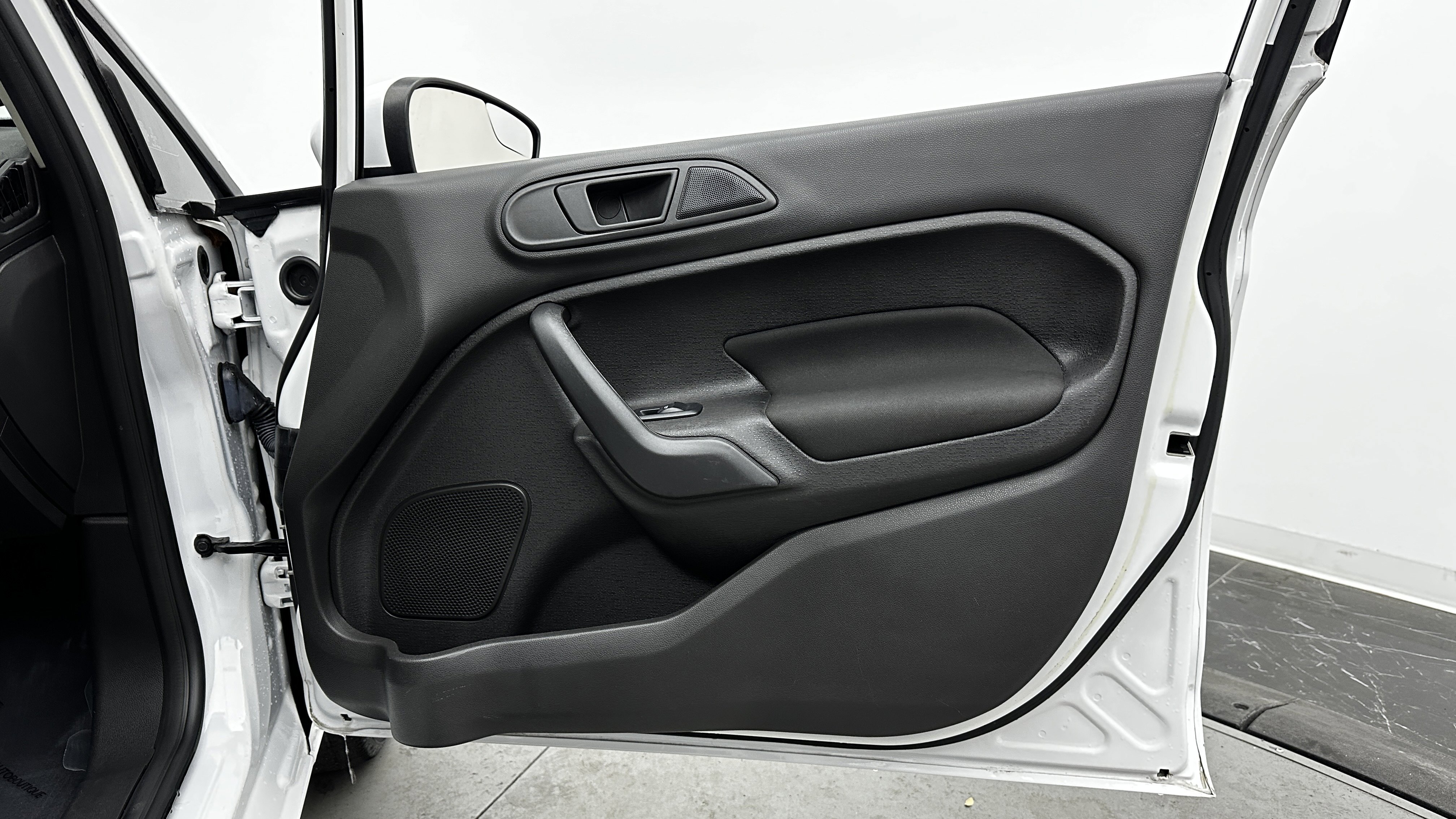 Used 2017 Ford Fiesta SE image 29