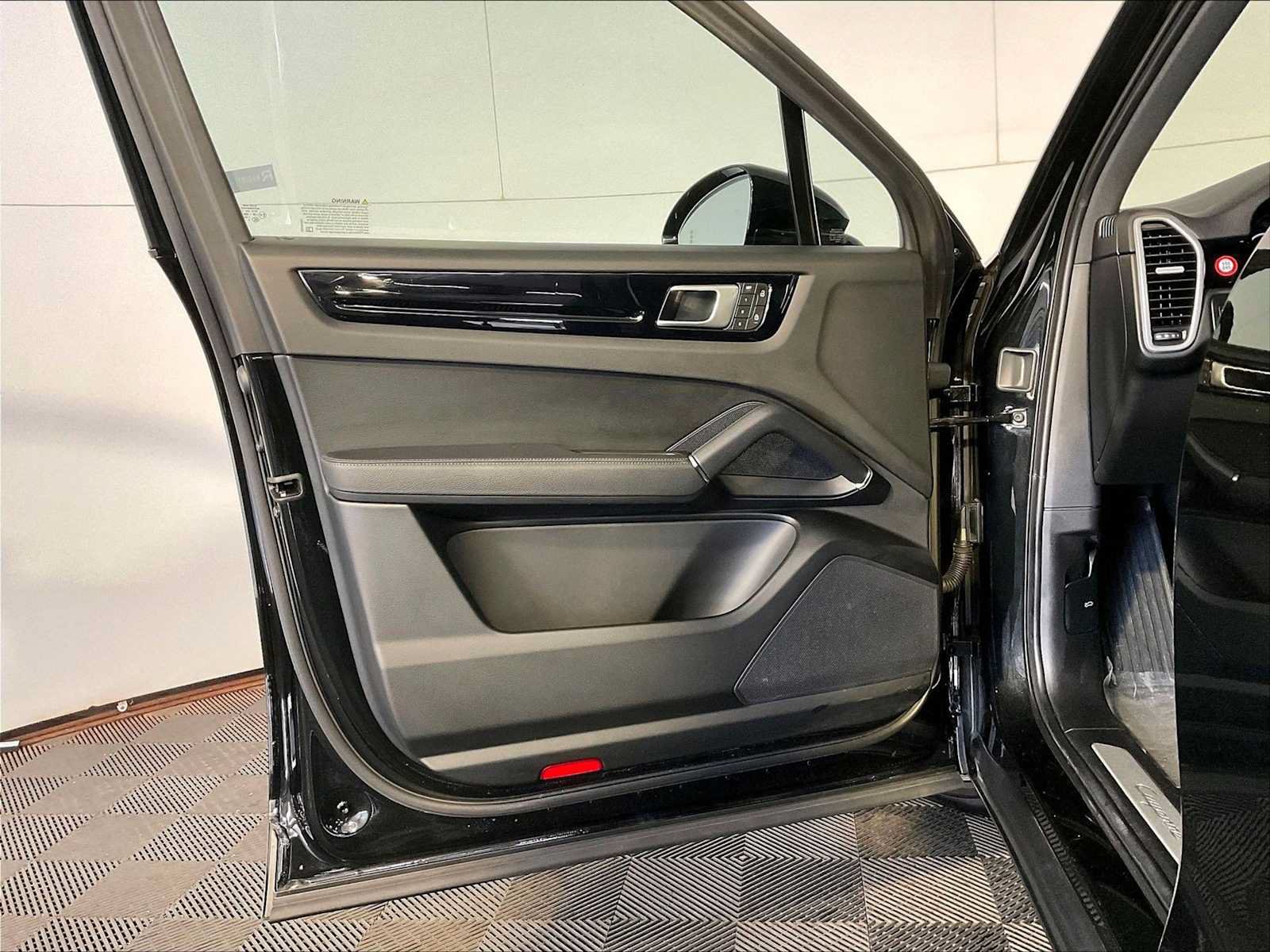 Certified 2023 Porsche Cayenne AWD/4WD image 25