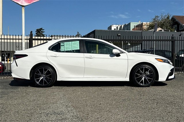 Used 2024 Toyota Camry SE image 3