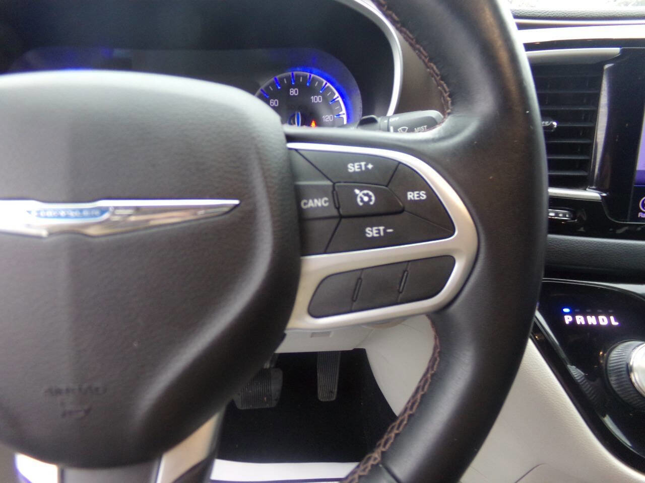 Used 2017 Chrysler Pacifica Touring-L image 20