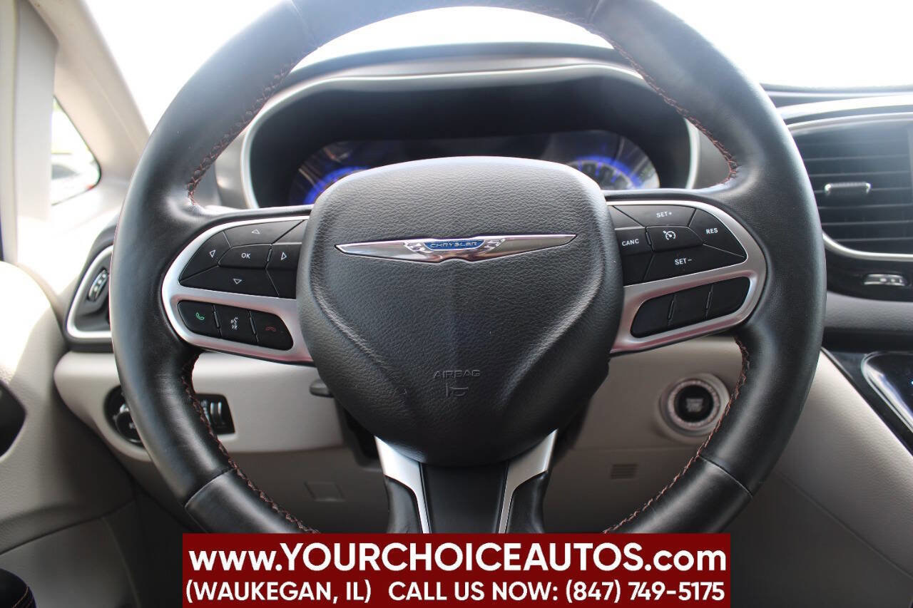 Used 2020 Chrysler Pacifica Touring-L FWD image 25