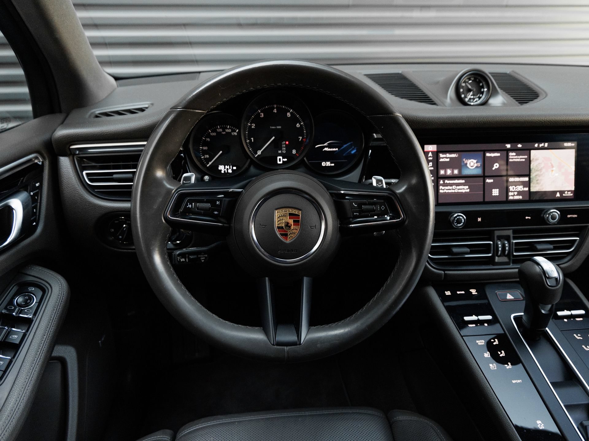 Certified 2022 Porsche Macan AWD/4WD image 16
