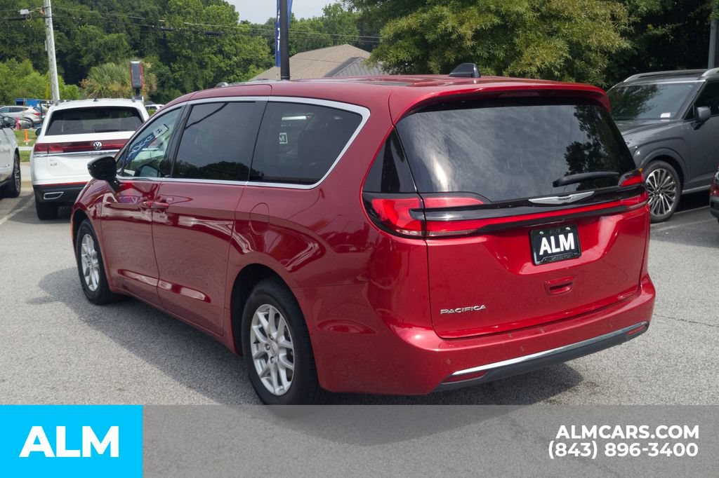 Used 2024 Chrysler Pacifica Touring-L FWD image 10