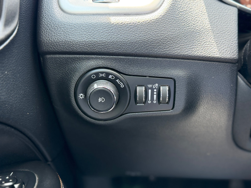 Used 2018 Jeep Compass Latitude w/ Popular Equipment Group FWD image 6