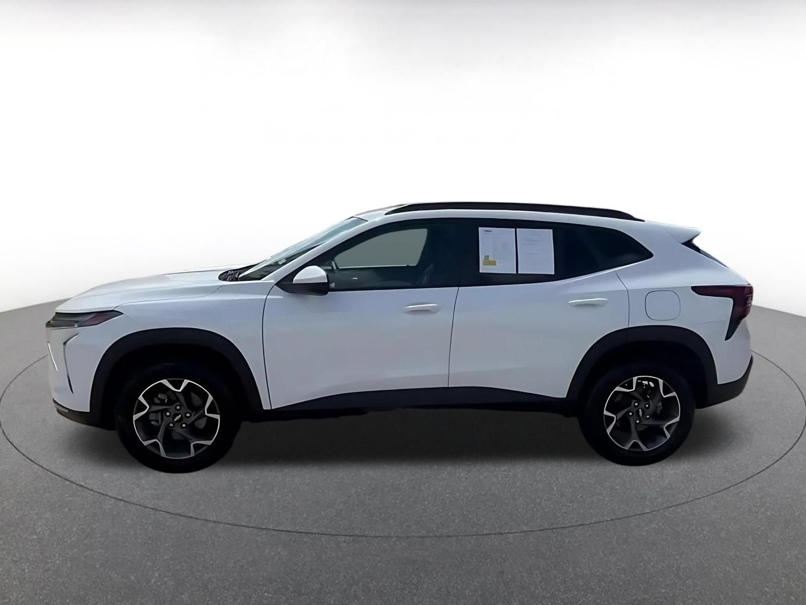 Used 2025 Chevrolet Trax LT FWD image 8