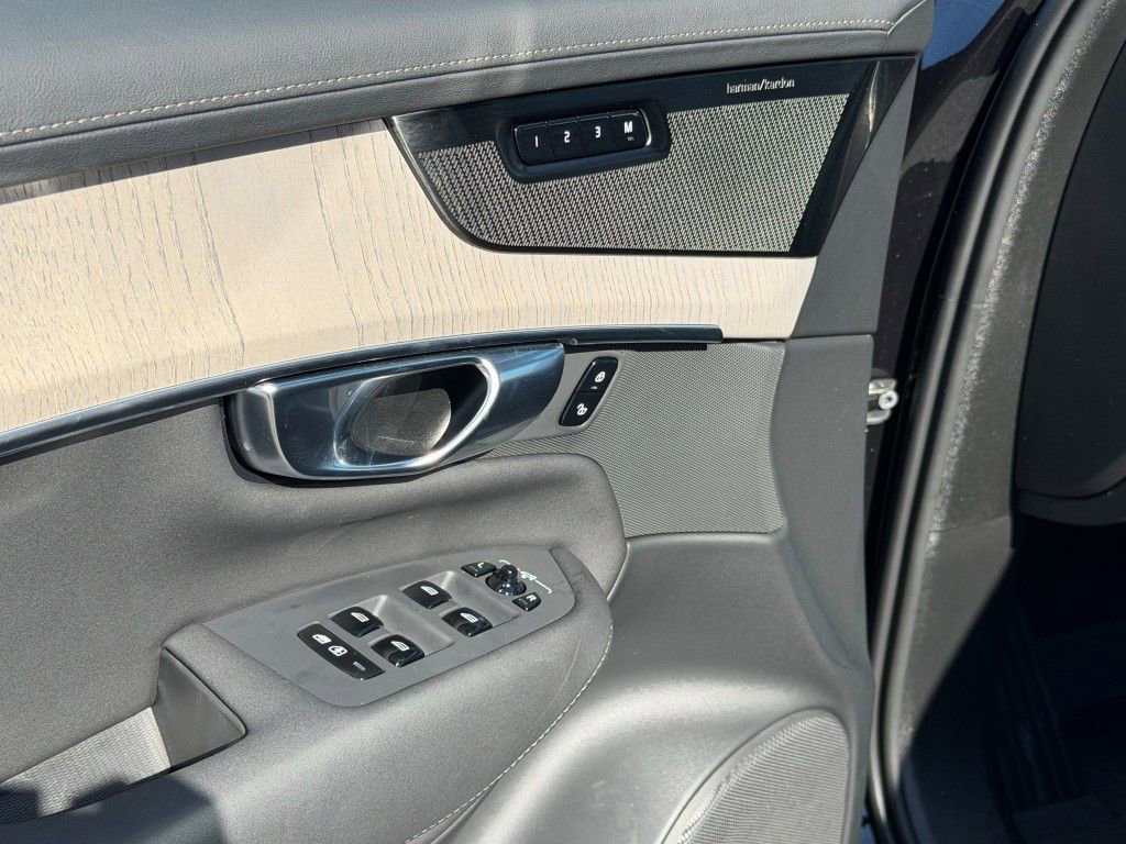 Certified 2025 Volvo XC90 T8 Ultra w/ Protection Package Premier image 24