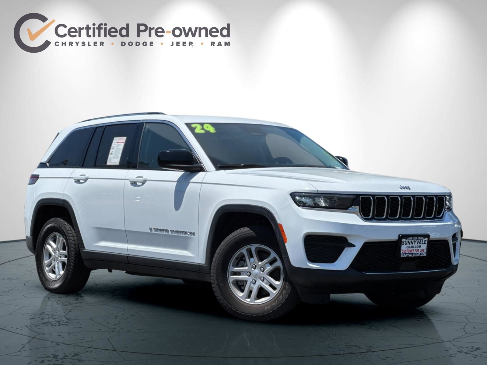 Used 2024 Jeep Grand Cherokee Laredo AWD/4WD image 2