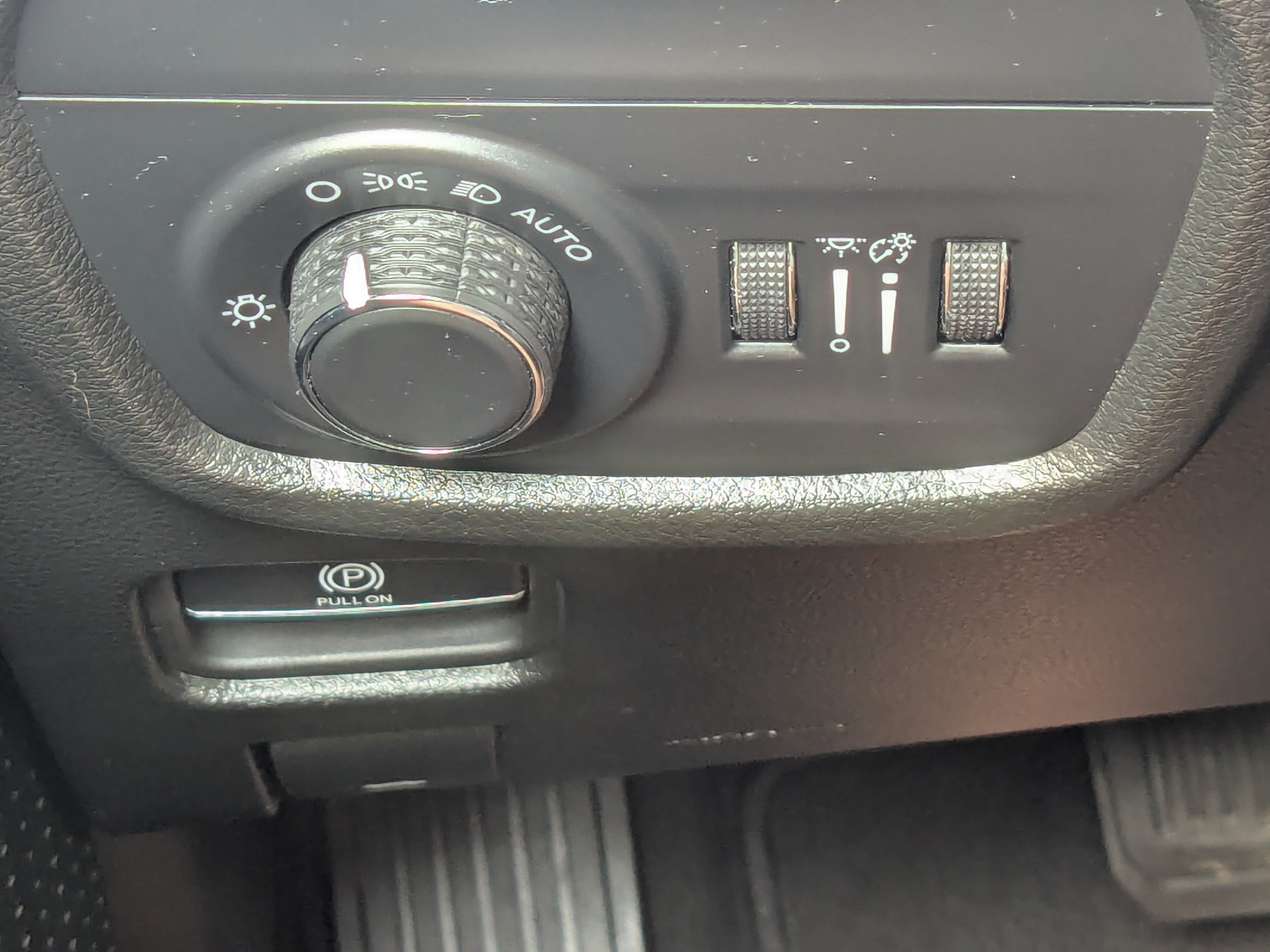Used 2023 Jeep Grand Cherokee Laredo AWD/4WD image 31