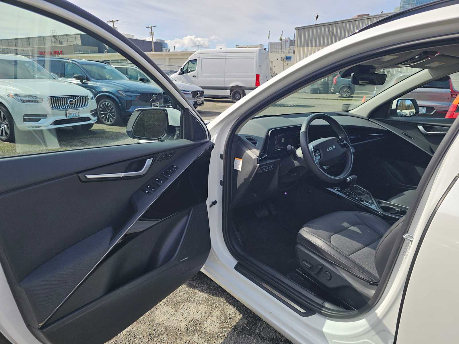 Used 2023 Kia Niro SX image 21