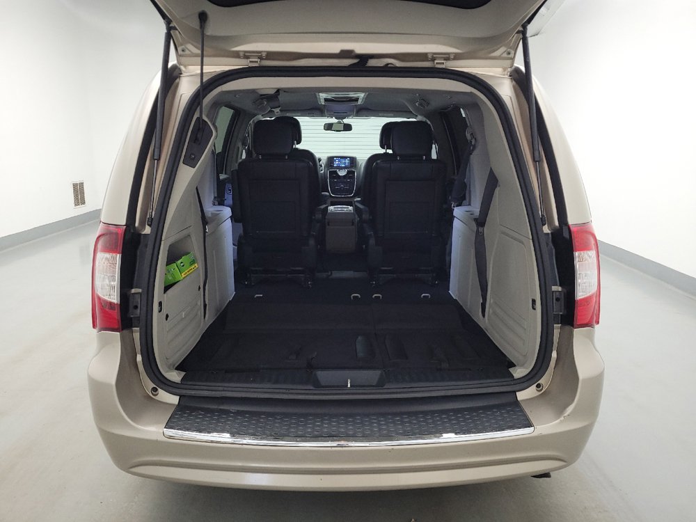 Used 2016 Chrysler Town & Country Touring w/ Driver Convenience Group FWD image 29