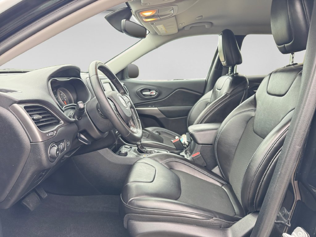 Used 2019 Jeep Cherokee Latitude Plus w/ Comfort/Convenience Group AWD/4WD image 19