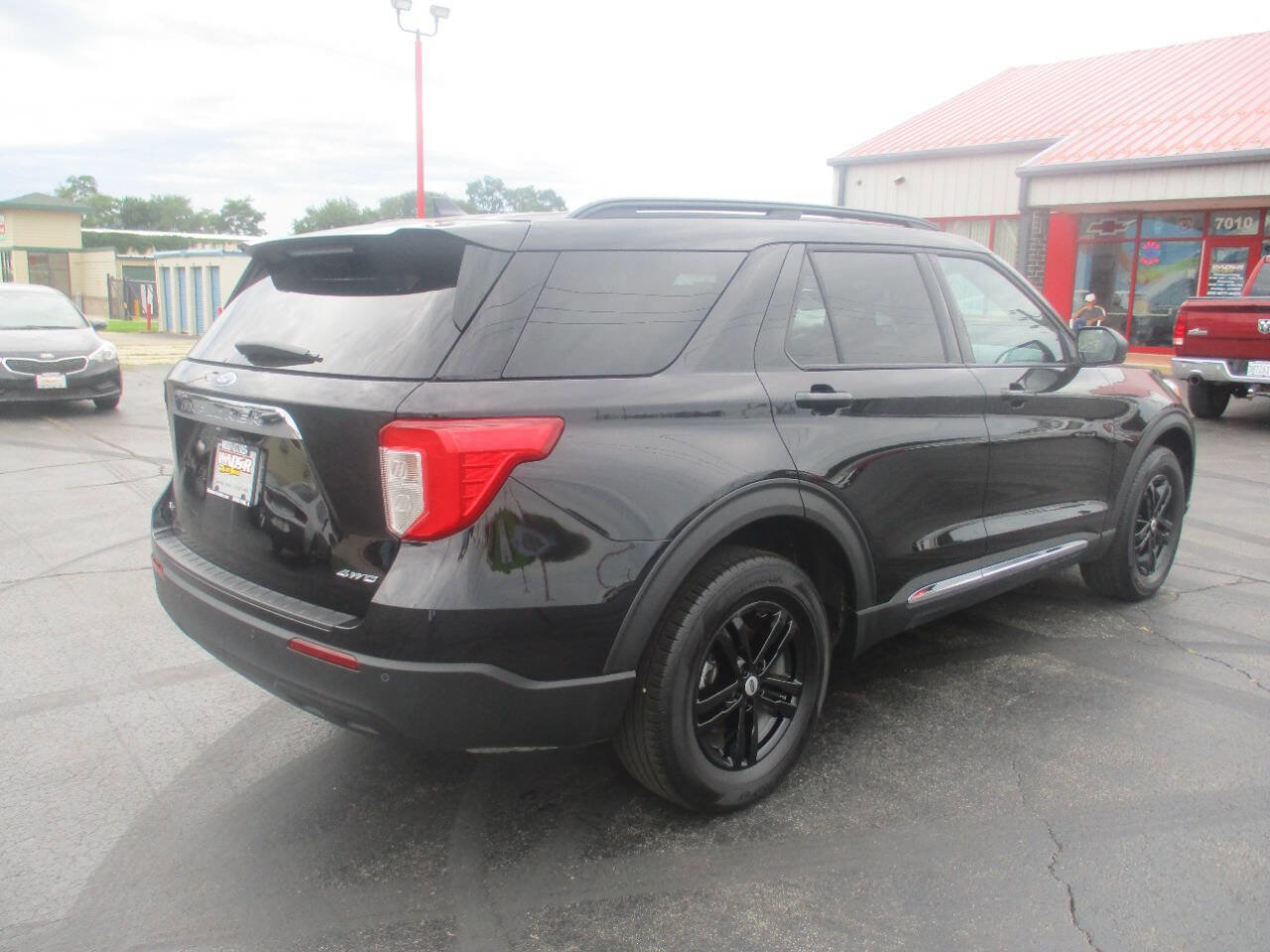 Used 2024 Ford Explorer XLT image 7