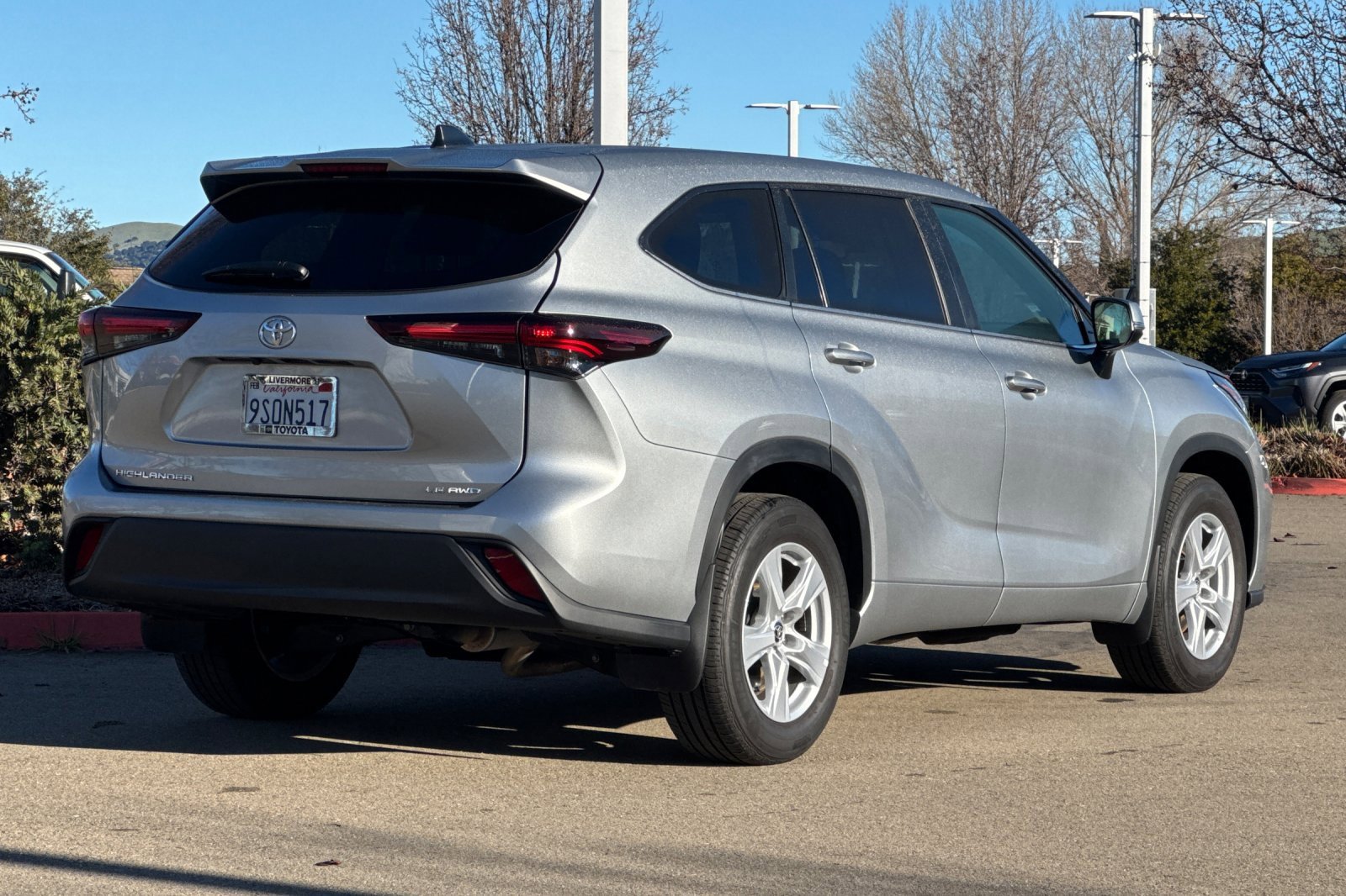 Used 2025 Toyota Highlander LE image 4