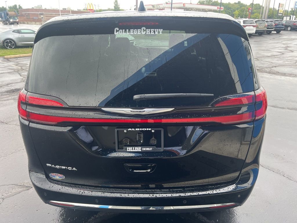 Used 2025 Chrysler Pacifica Select image 8