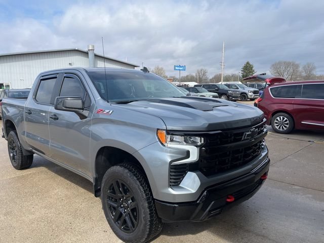 Used 2025 Chevrolet Silverado 1500 LT Trail Boss w/ Convenience Package II AWD/4WD image 3