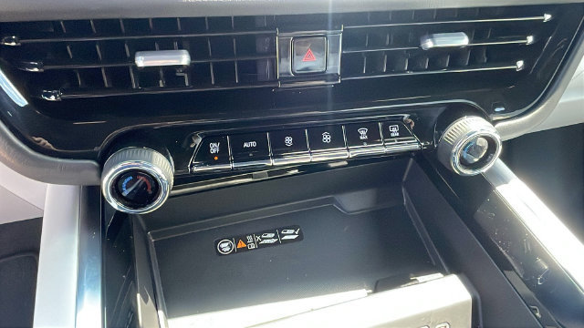 Used 2026 Chevrolet Suburban Premier AWD/4WD image 17