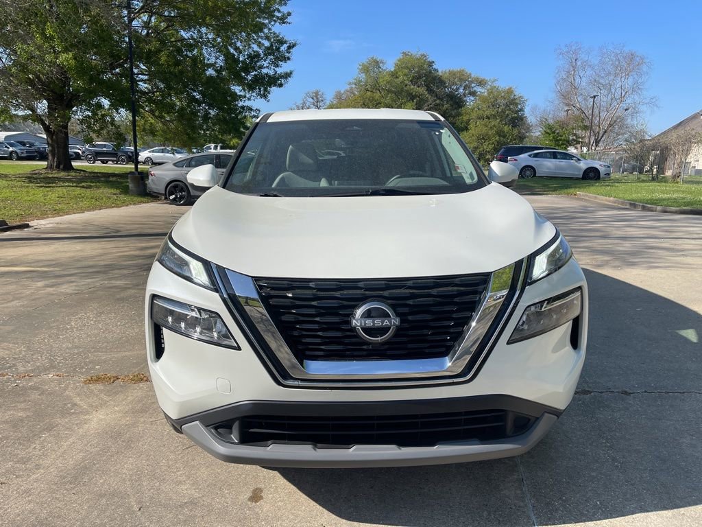 Used 2022 Nissan Rogue SV image 2