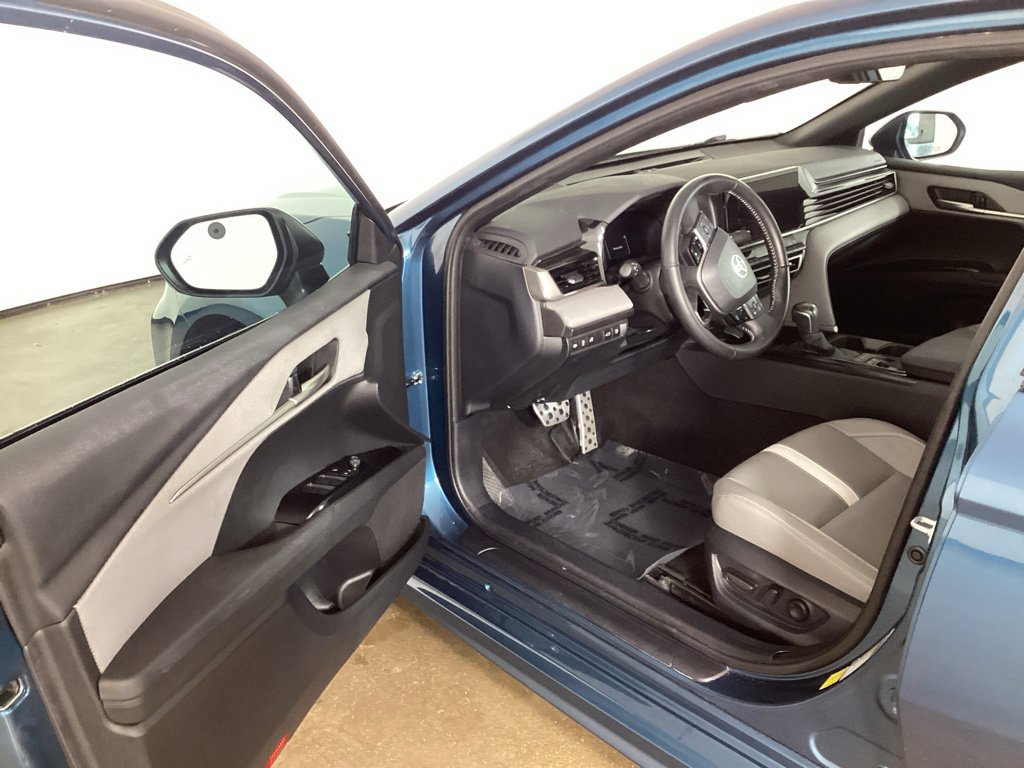 Used 2025 Toyota Camry SE w/ Convenience Package FWD image 9