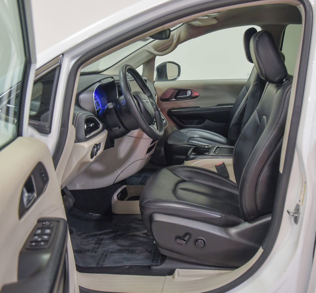 Used 2023 Chrysler Pacifica Touring-L image 2