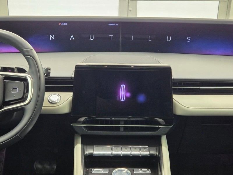 Used 2025 Lincoln Nautilus Reserve AWD/4WD image 10