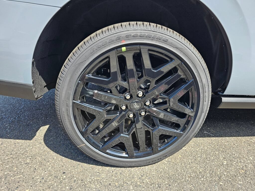 New 2027 Ford Expedition Platinum w/ Stealth Performance Package AWD/4WD image 10