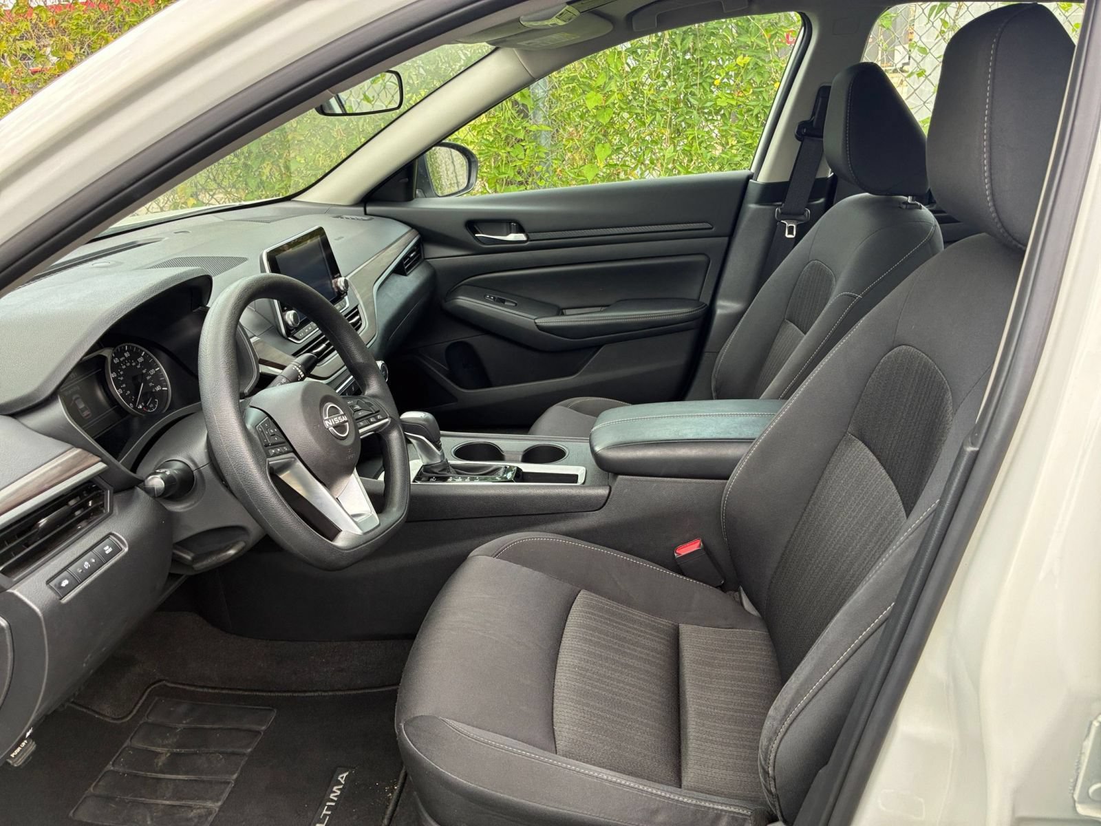 Used 2025 Nissan Altima 2.5 SV FWD image 25