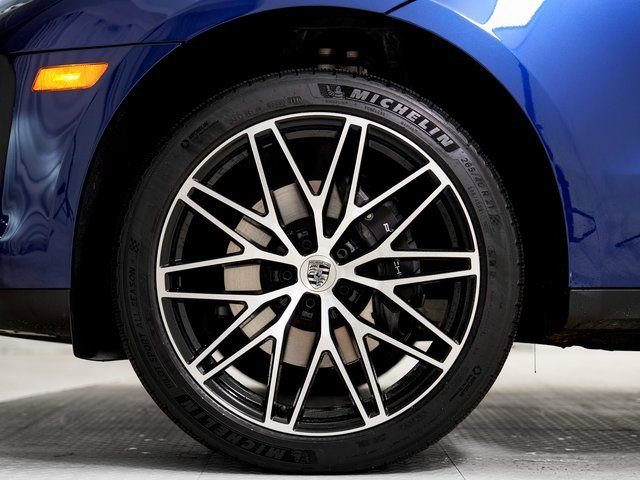 Certified 2025 Porsche Macan image 30